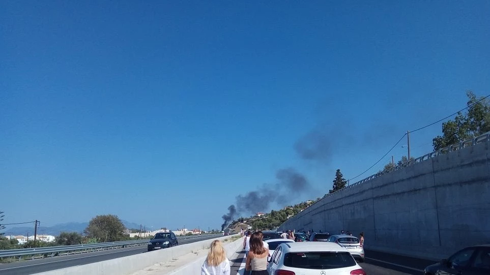 Φωτιά σε όχημα στην Εθνική Οδό Αθηνών – Πατρών (βίντεο)
